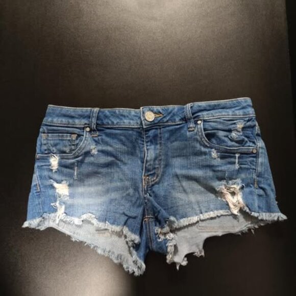 Distressed Jean Shorts Juniors Size 9 - Picture 1 of 3